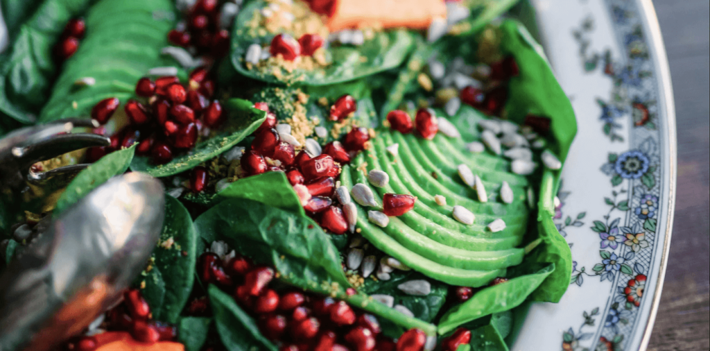 avocado pomegranate salade - eat healthy on a budget