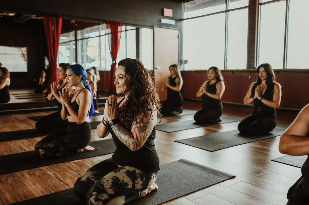 Beginning Yoga Poses: 10 Minute Morning Yoga Routine for Morning and Bedtime - Lisa Kehoe - Vivify Yoga Founder